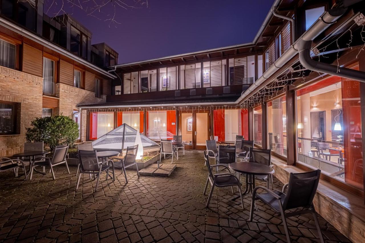 Bazilika Alatt Panzio Bed & Breakfast Esztergom Exterior photo