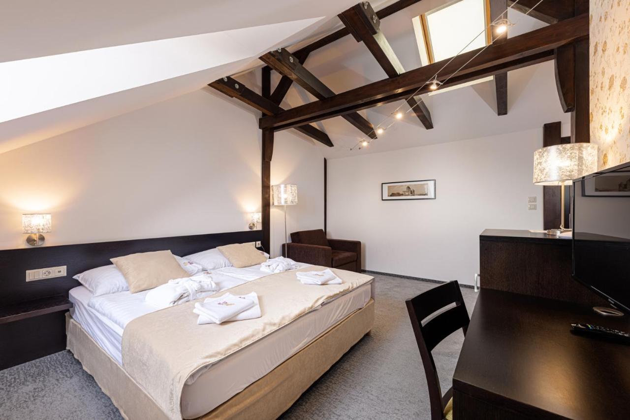 Bazilika Alatt Panzio Bed & Breakfast Esztergom Exterior photo