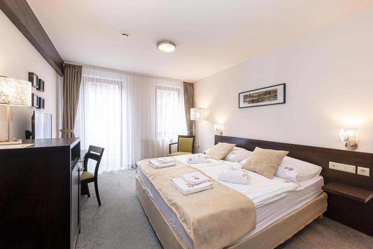 Bazilika Alatt Panzio Bed & Breakfast Esztergom Exterior photo