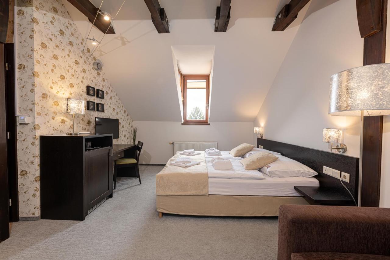 Bazilika Alatt Panzio Bed & Breakfast Esztergom Exterior photo