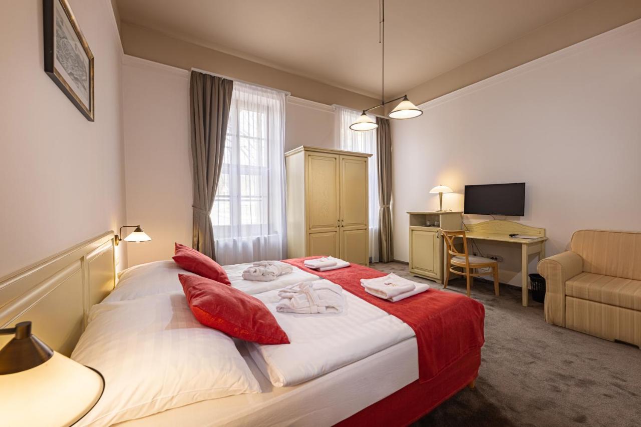 Bazilika Alatt Panzio Bed & Breakfast Esztergom Exterior photo