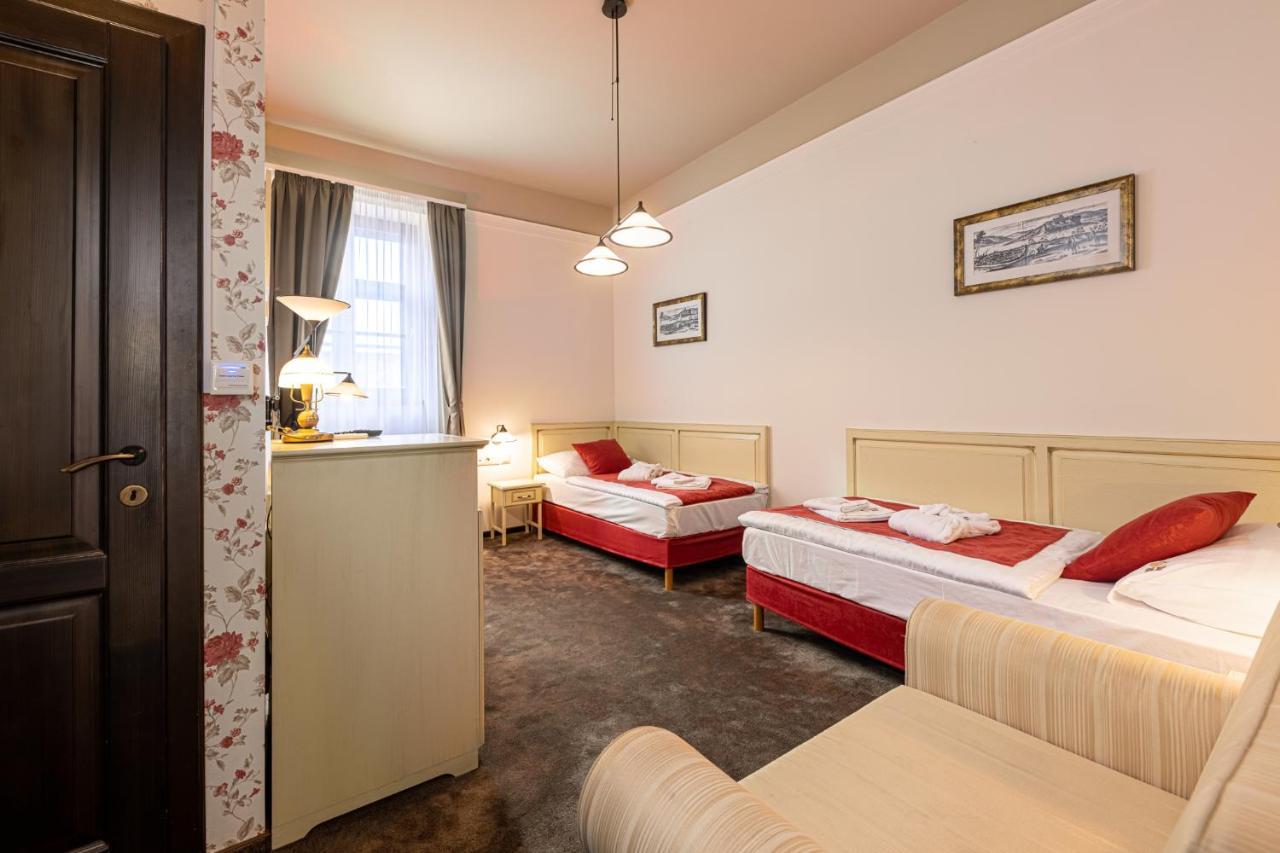 Bazilika Alatt Panzio Bed & Breakfast Esztergom Exterior photo