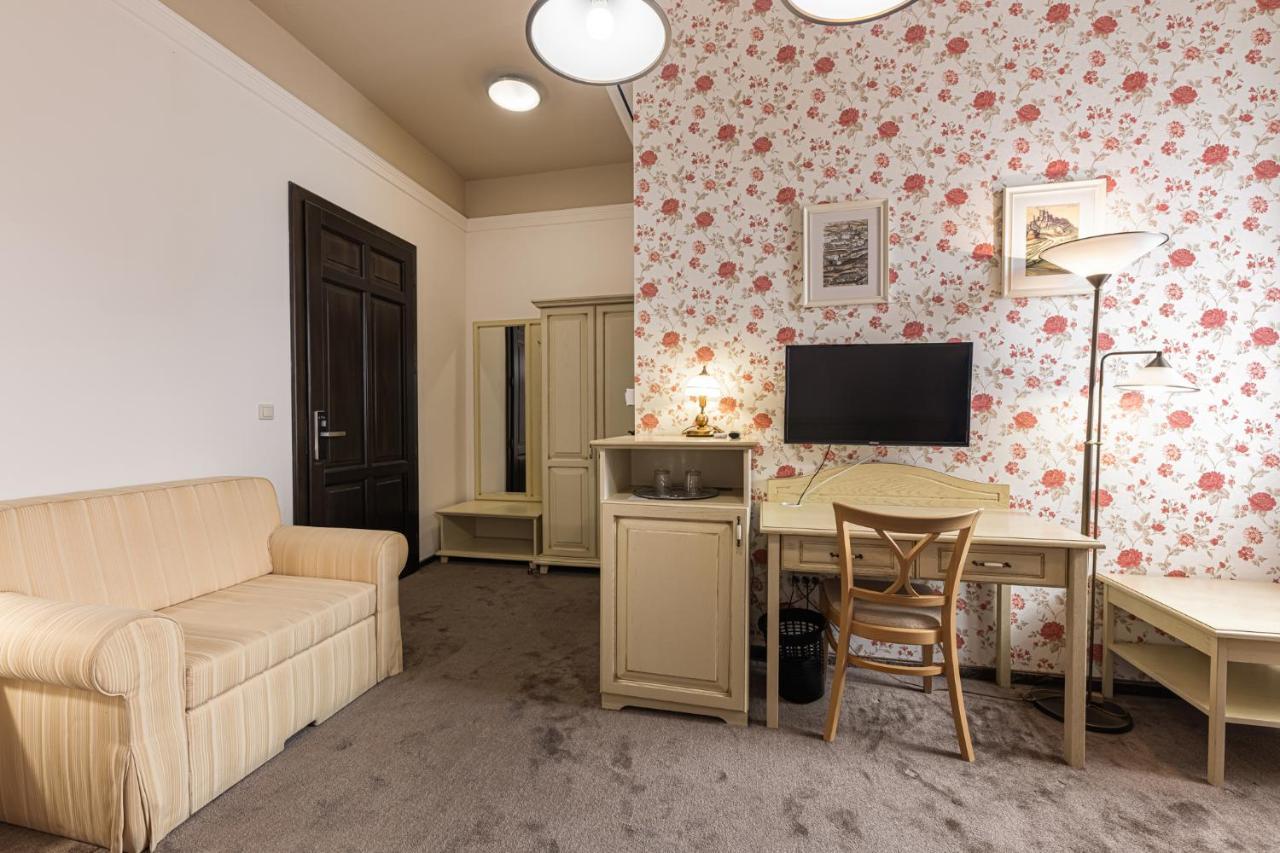 Bazilika Alatt Panzio Bed & Breakfast Esztergom Exterior photo