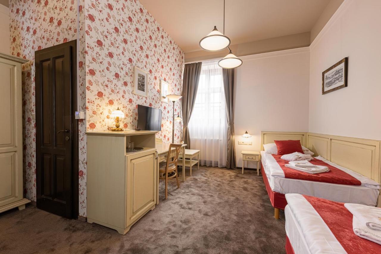 Bazilika Alatt Panzio Bed & Breakfast Esztergom Exterior photo