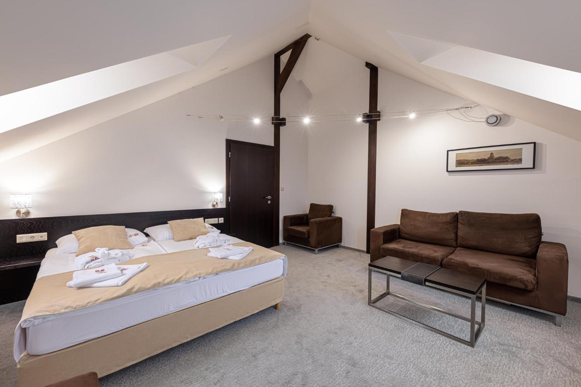 Bazilika Alatt Panzio Bed & Breakfast Esztergom Exterior photo