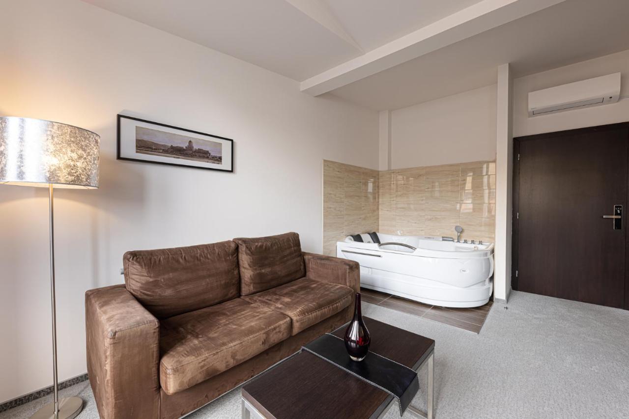 Bazilika Alatt Panzio Bed & Breakfast Esztergom Exterior photo