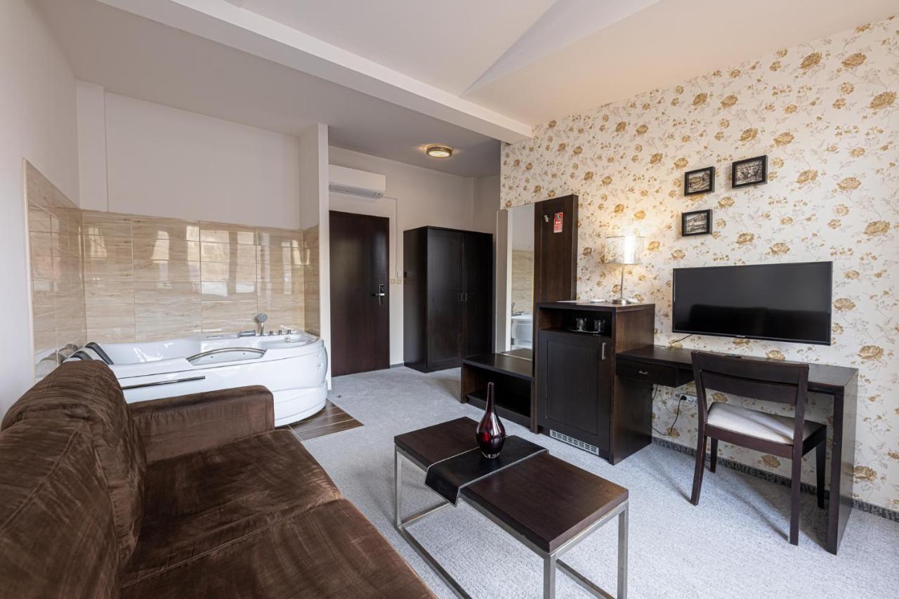 Bazilika Alatt Panzio Bed & Breakfast Esztergom Exterior photo