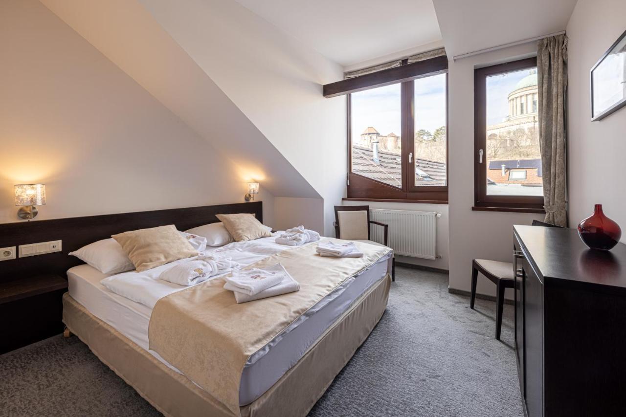 Bazilika Alatt Panzio Bed & Breakfast Esztergom Exterior photo