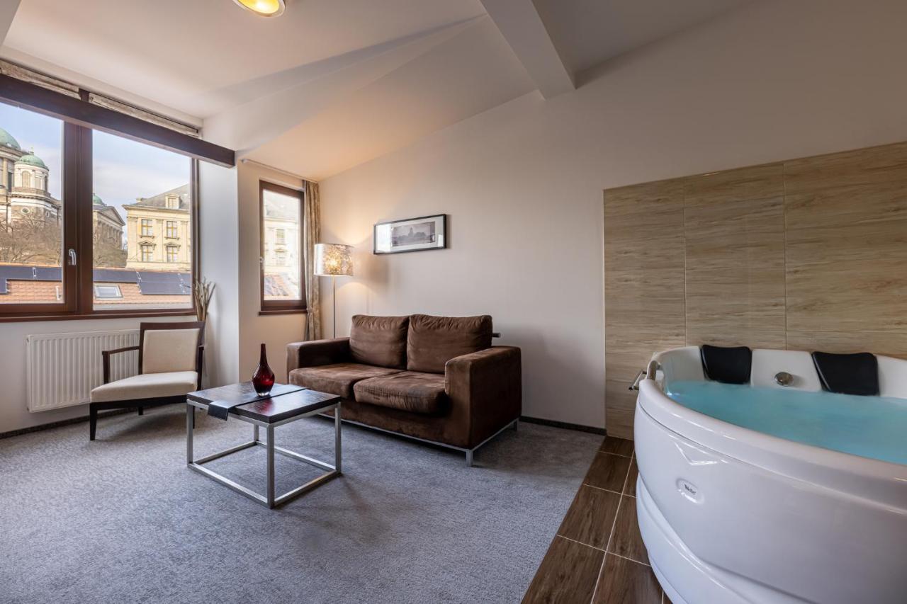 Bazilika Alatt Panzio Bed & Breakfast Esztergom Exterior photo