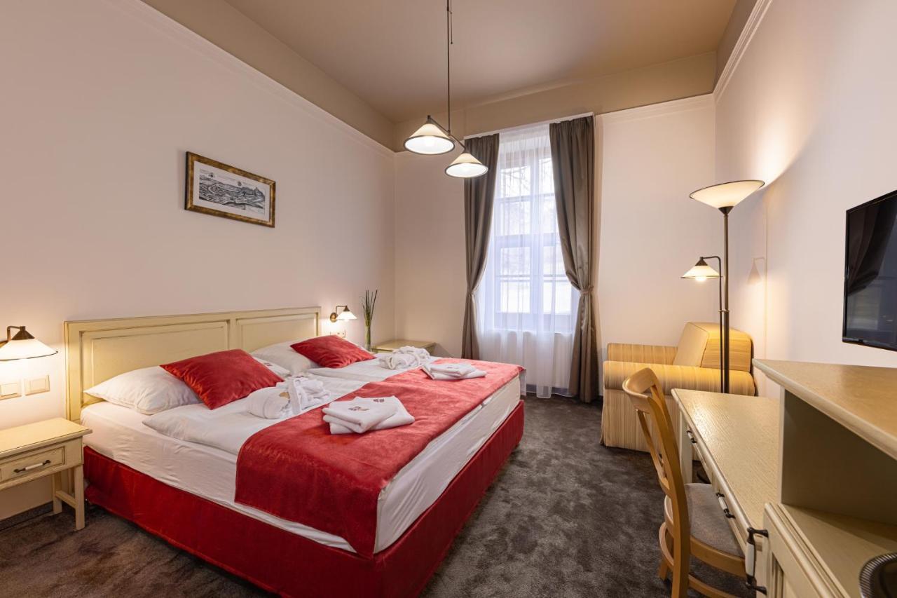 Bazilika Alatt Panzio Bed & Breakfast Esztergom Exterior photo