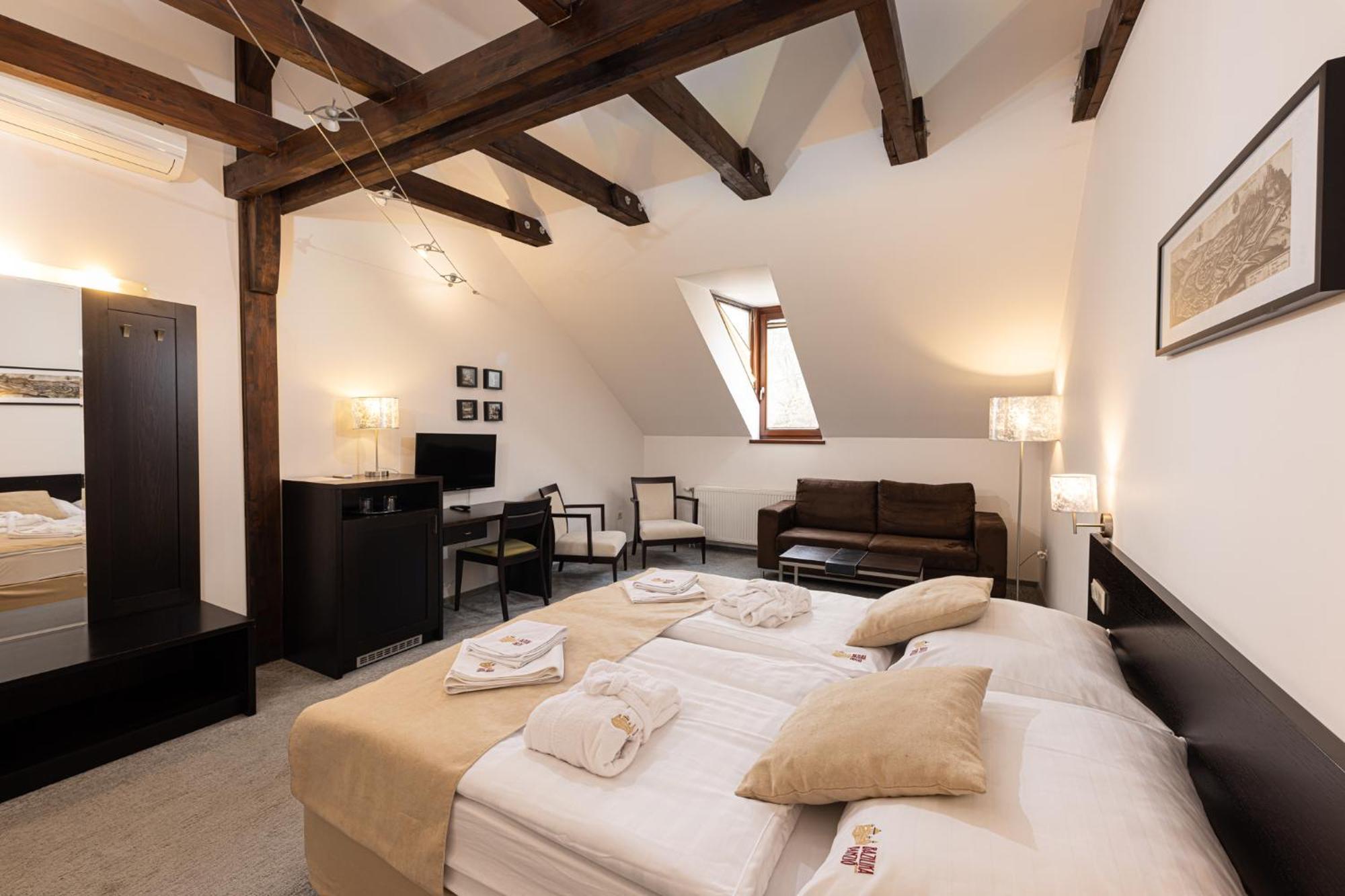 Bazilika Alatt Panzio Bed & Breakfast Esztergom Exterior photo
