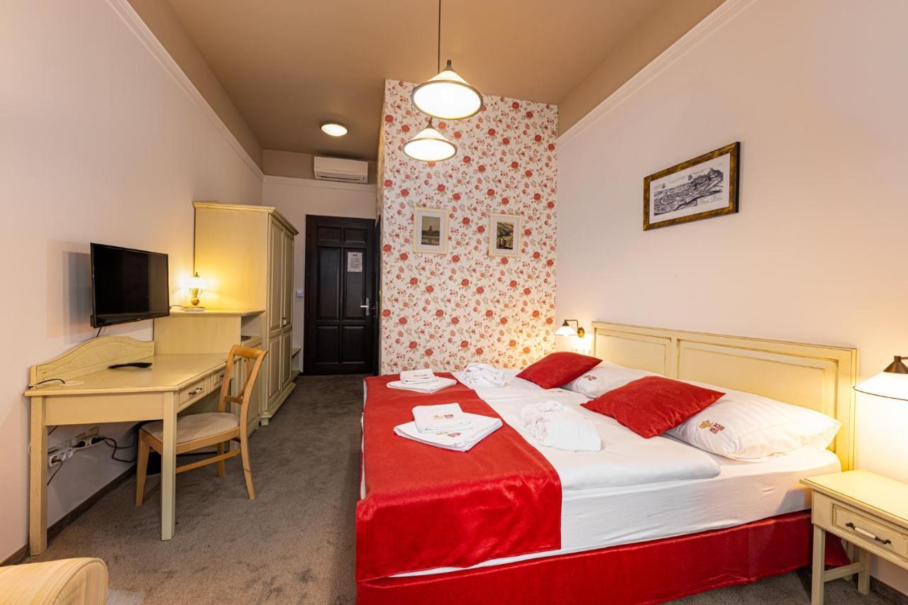 Bazilika Alatt Panzio Bed & Breakfast Esztergom Exterior photo