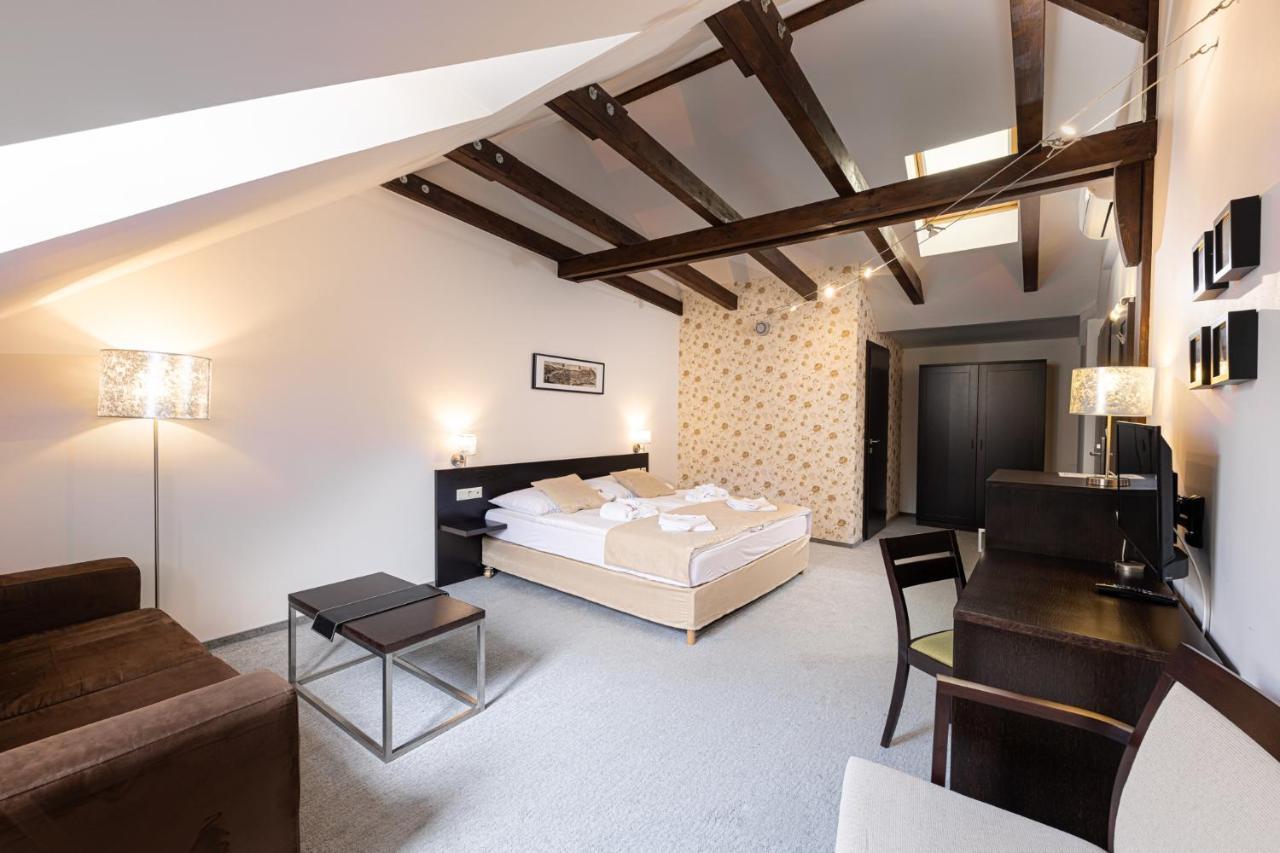 Bazilika Alatt Panzio Bed & Breakfast Esztergom Exterior photo