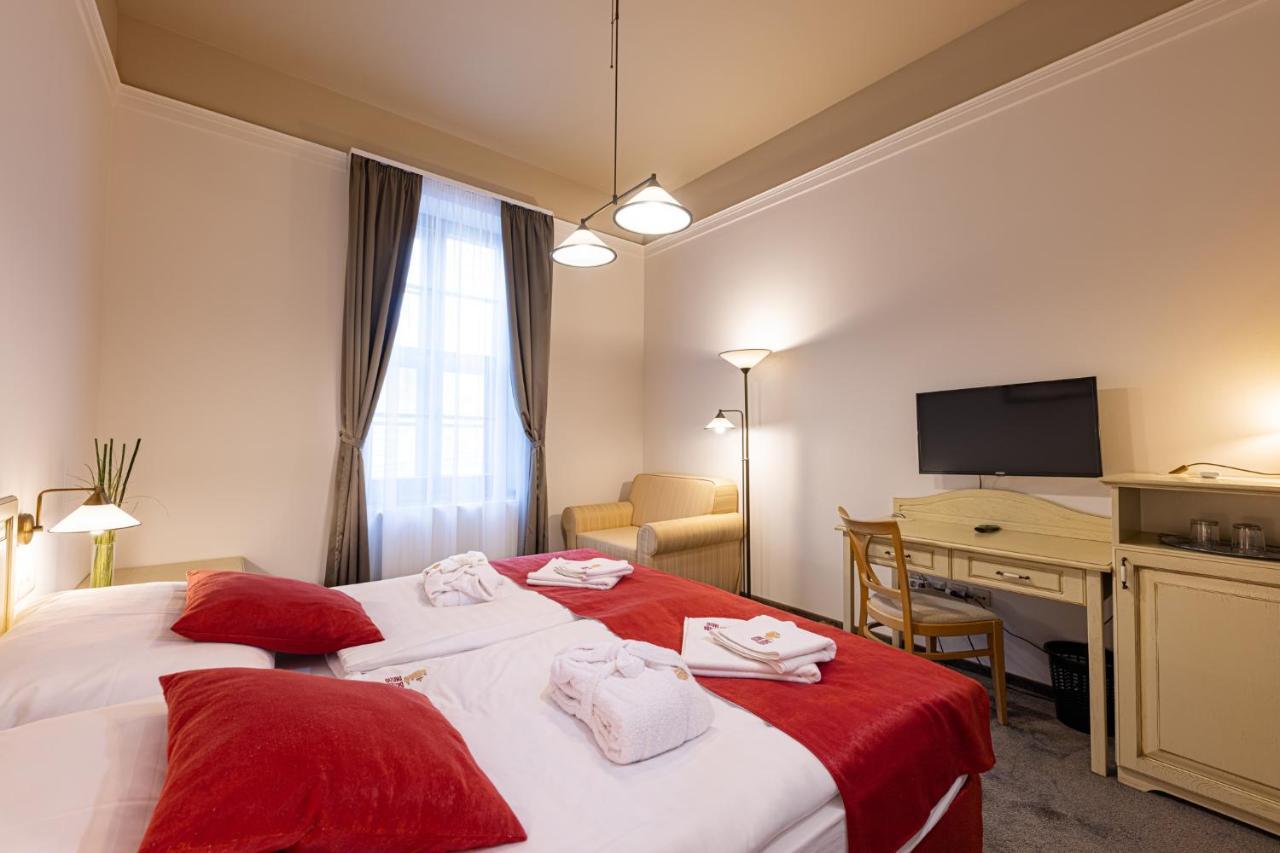 Bazilika Alatt Panzio Bed & Breakfast Esztergom Exterior photo