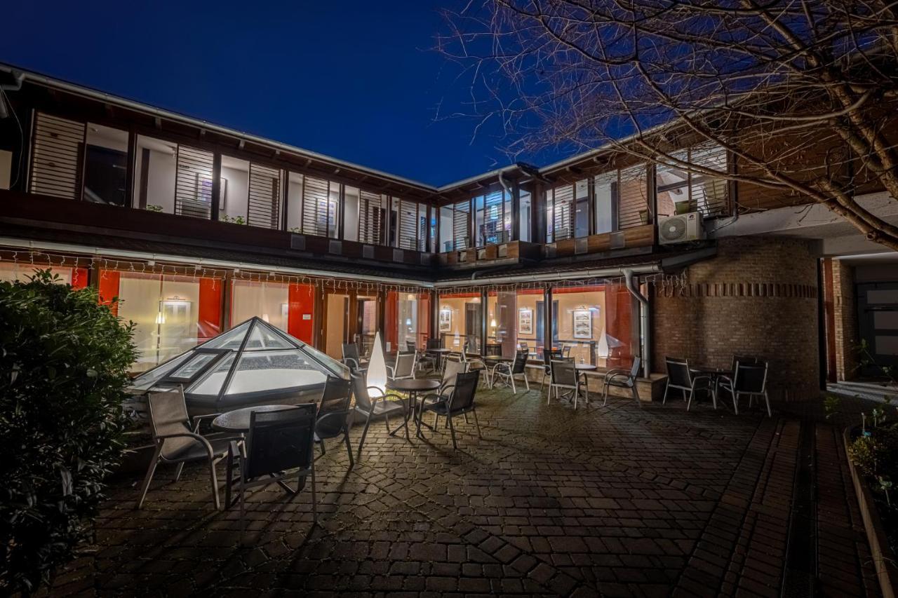 Bazilika Alatt Panzio Bed & Breakfast Esztergom Exterior photo