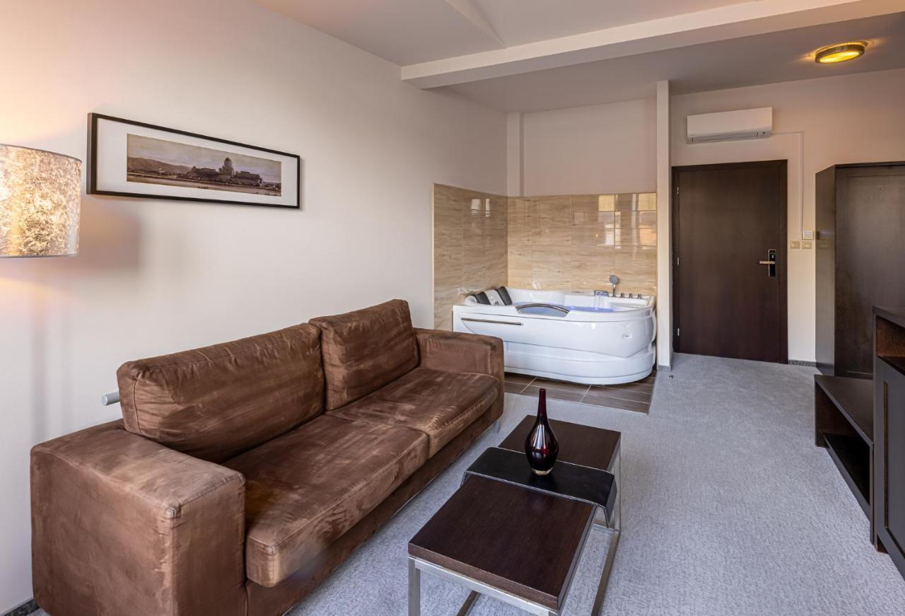 Bazilika Alatt Panzio Bed & Breakfast Esztergom Exterior photo